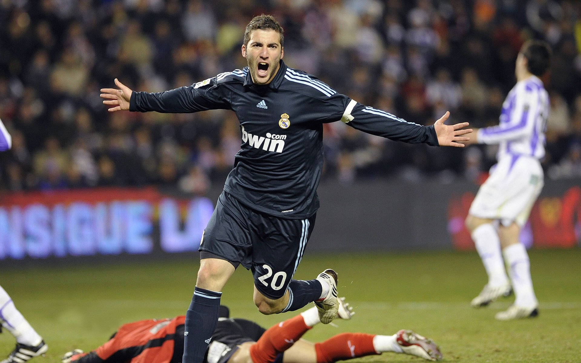 德甲赛事的安全保障体系完善，德甲赛制规则